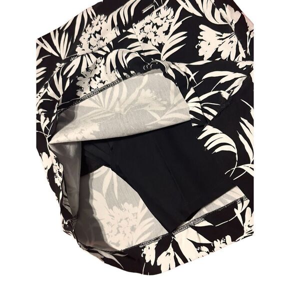 S.C. & Co. Skort Womens Size XS Black White Floral 360 Tummy Stretch Size small - Picture 5 of 8